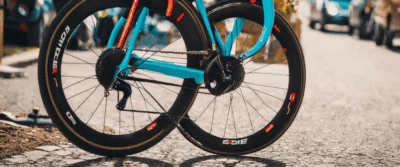 Pression idéale des pneus pour vélo de route : optimiser performance et sécurité