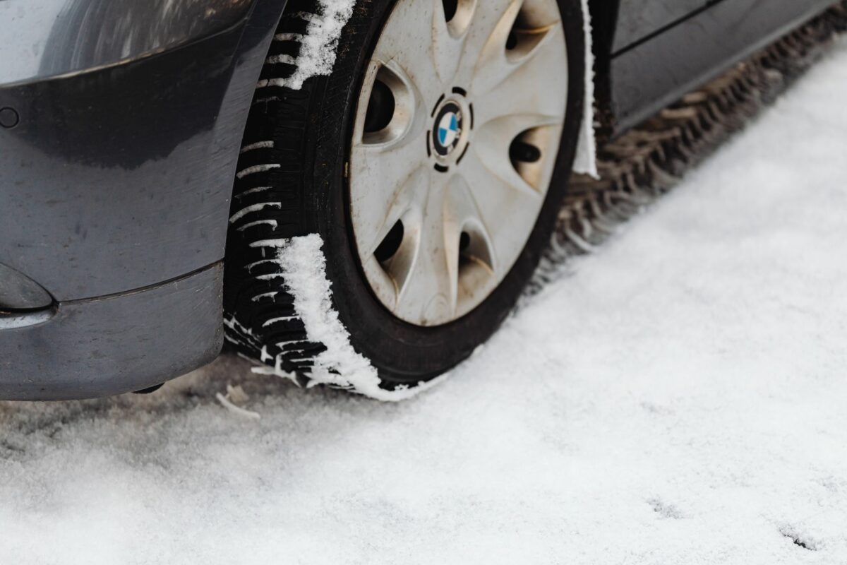 Pneus hiver obligatoires 2026-2027 : départements, équipements 3PMSF et sanctions réelles
